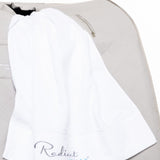 Hvitt bomullshåndkle lagt over portabel sauna. Luksuriøs tekstil som gir friskhet og velvære etter varmeøkter.