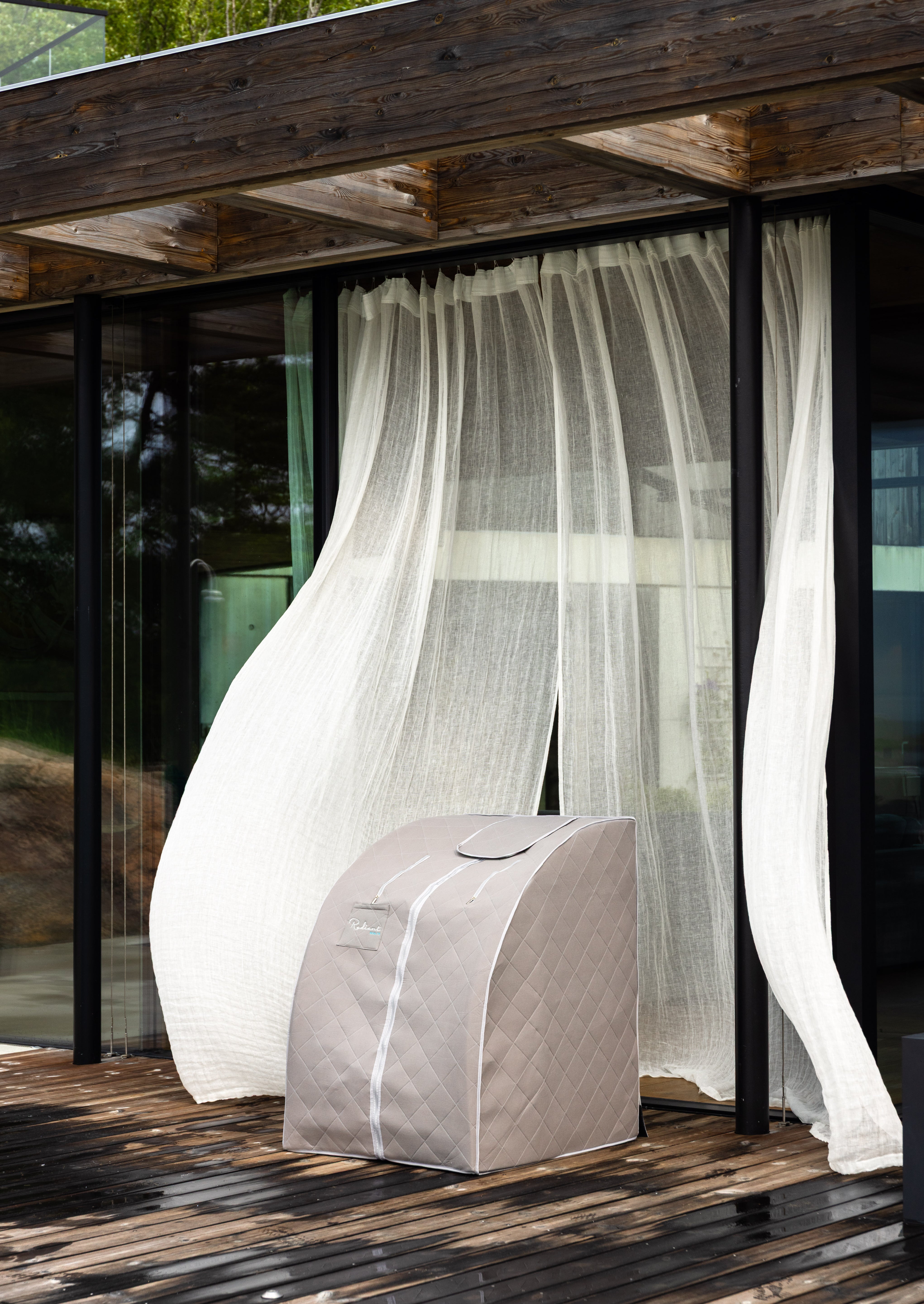 Bamboo Stone sauna utendørs, elegant og robust, perfekt for avslapning i frisk luft.