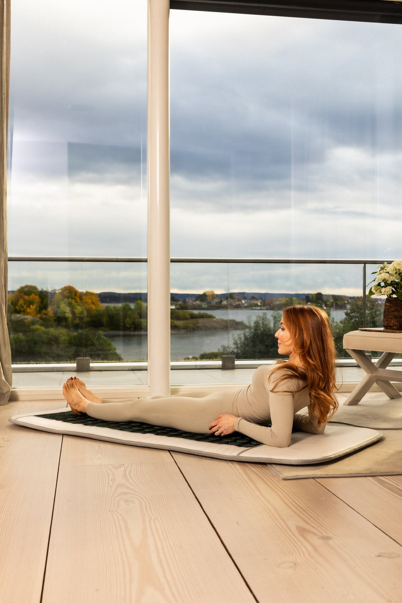 Person ligger på Radiant Health sin infrarøde terapimatte. Et effektivt hjelpemiddel for velvære, balanse og varmebehandling i hverdagen.
