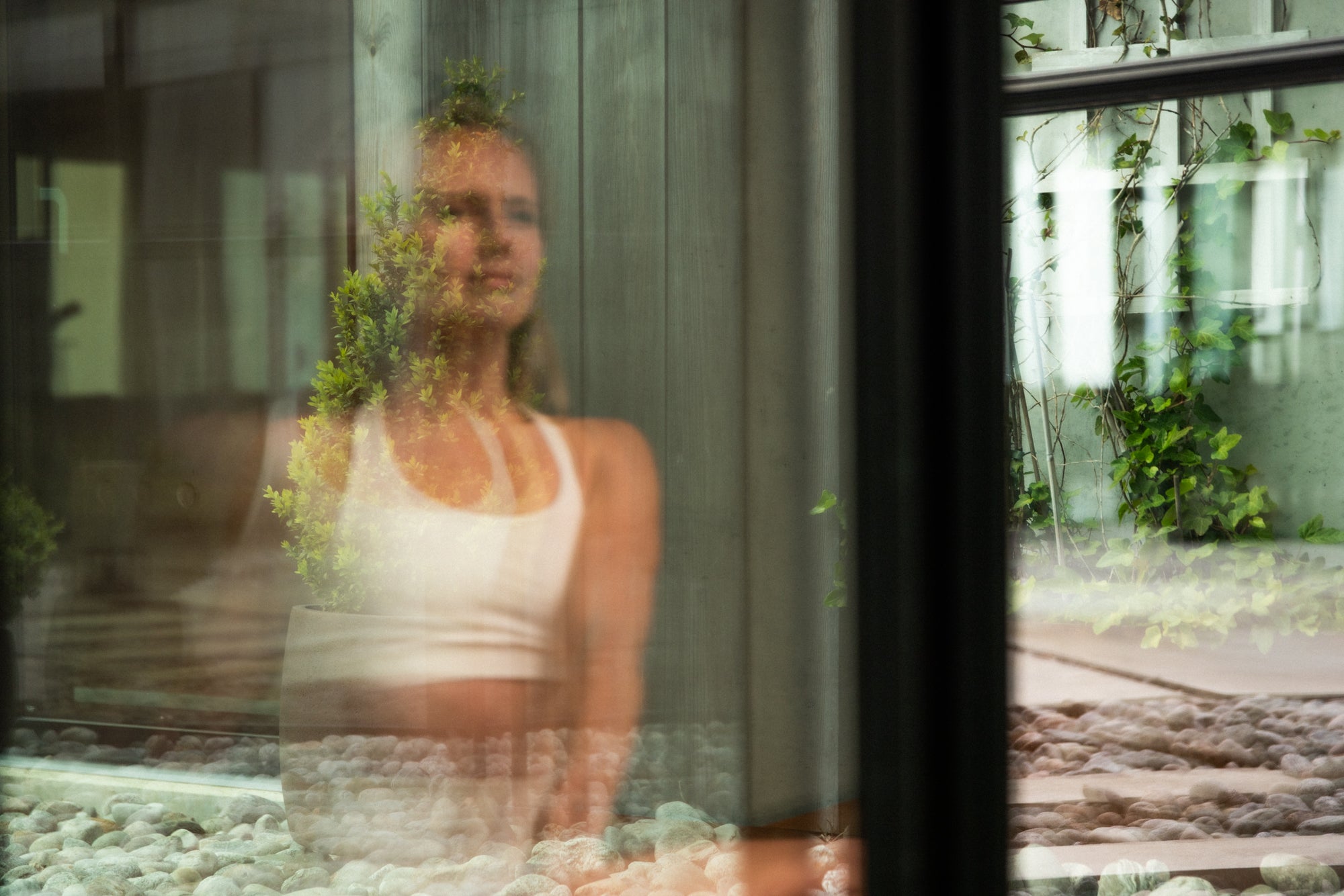 Kvinne etter sittesauna med infrarød varme – rolig hjemmespa med grønne planter