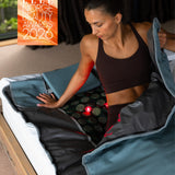 Kvinne som bruker LumaRed infrarødt saunateppe fra Radiant Health med rødlysterapi hjemme – vinner av ELLE Norge Beauty Awards 2026