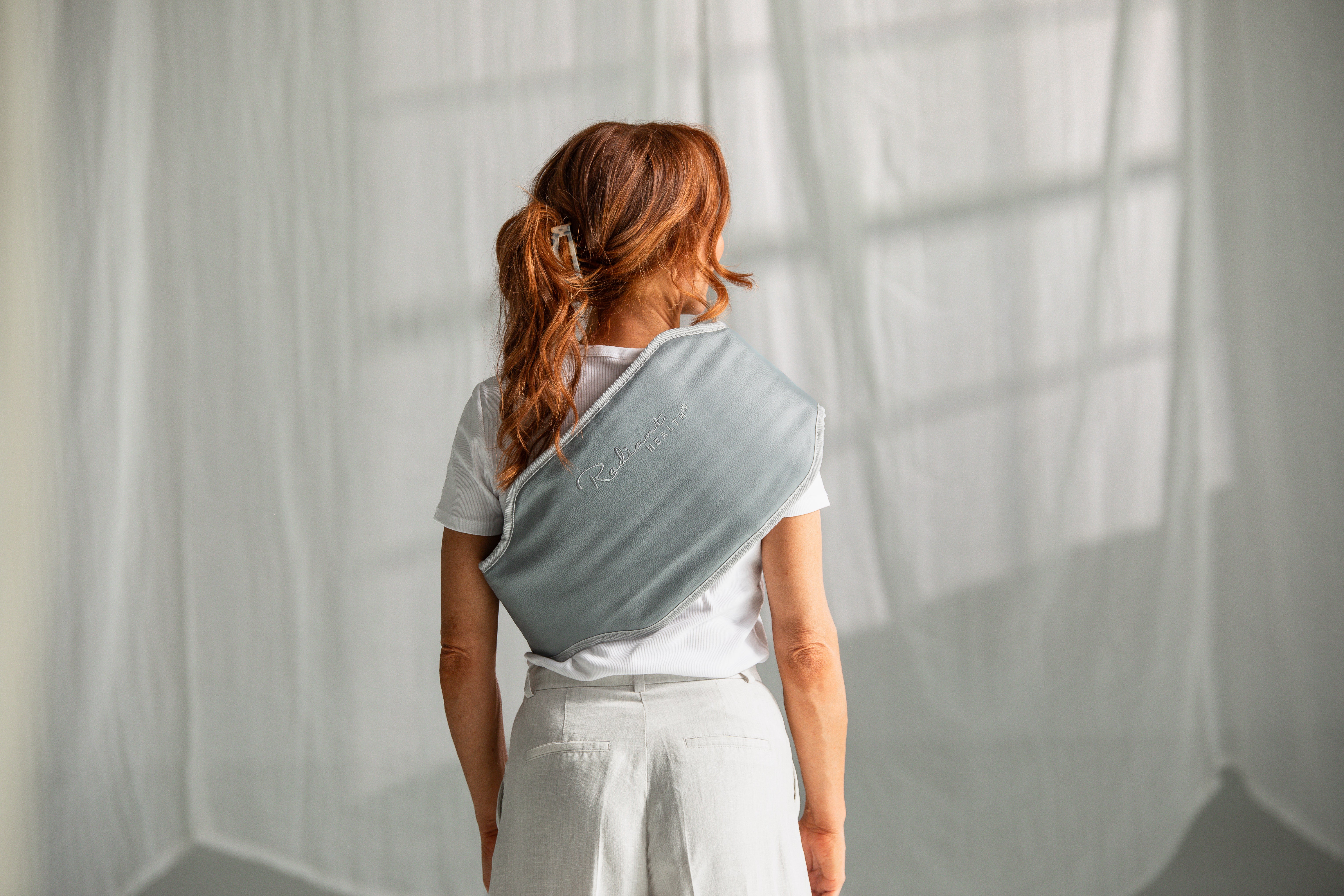 Varmebelte med infrarød teknologi gir dyp varmebehandling for rygg og skuldre. Effektiv lindring, velvære og avspenning i hverdagen.