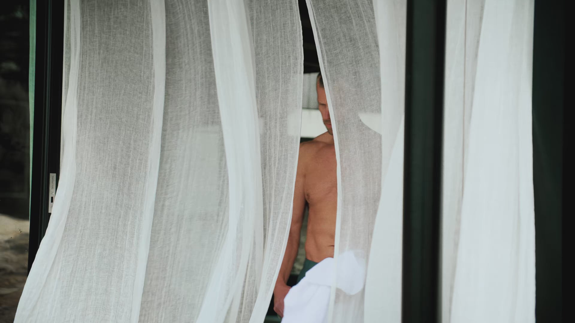 Mann gjør seg klar for et bad etter bruk av IR SaunaPod Maxi 