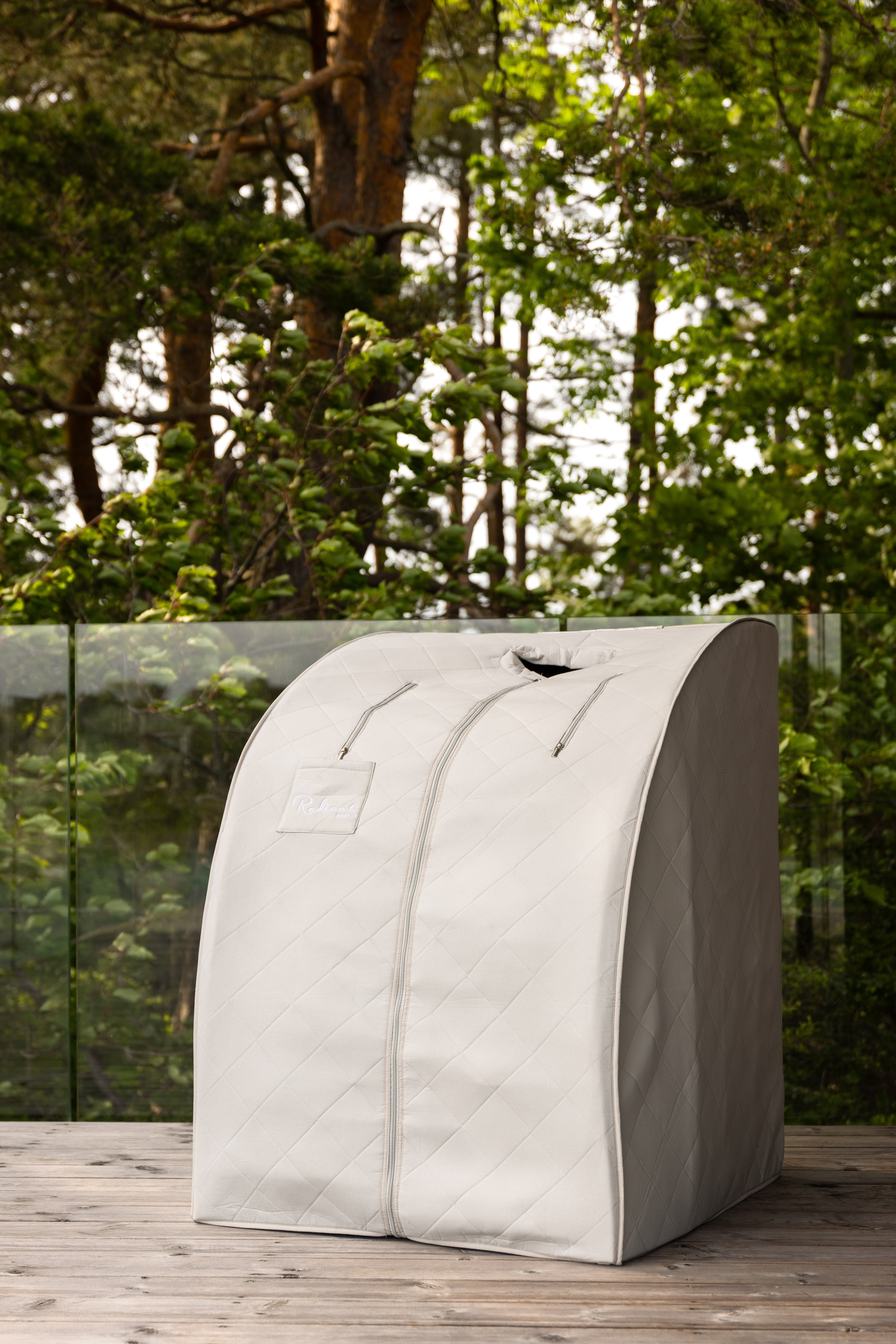 IR SaunaPod Sand i elegant design, perfekt for både innendørs og utendørs bruk.