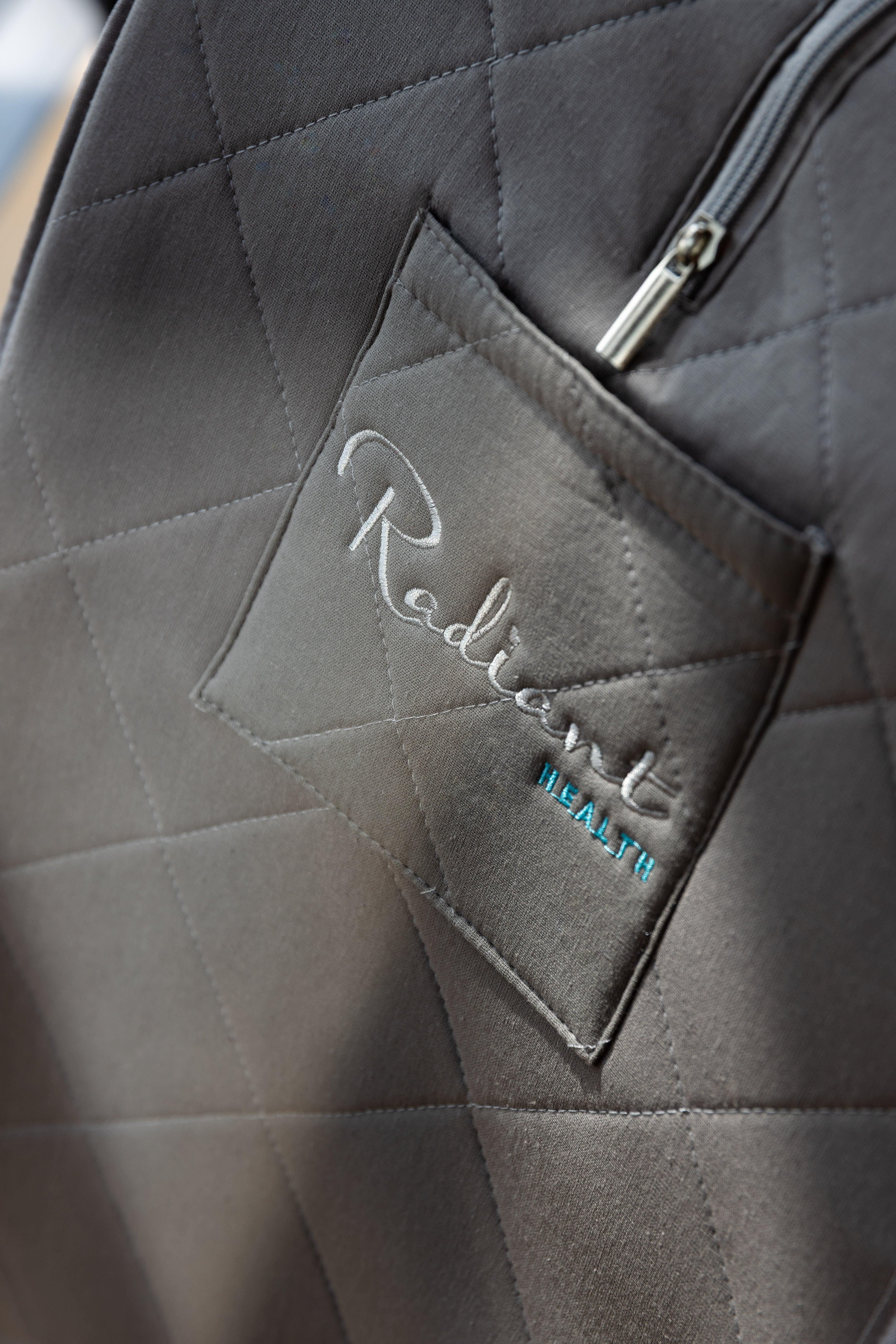 Nærbilde av logo og tekstil i bambus grå finish,  et stilrent design som passer inn i ethvert hjem.