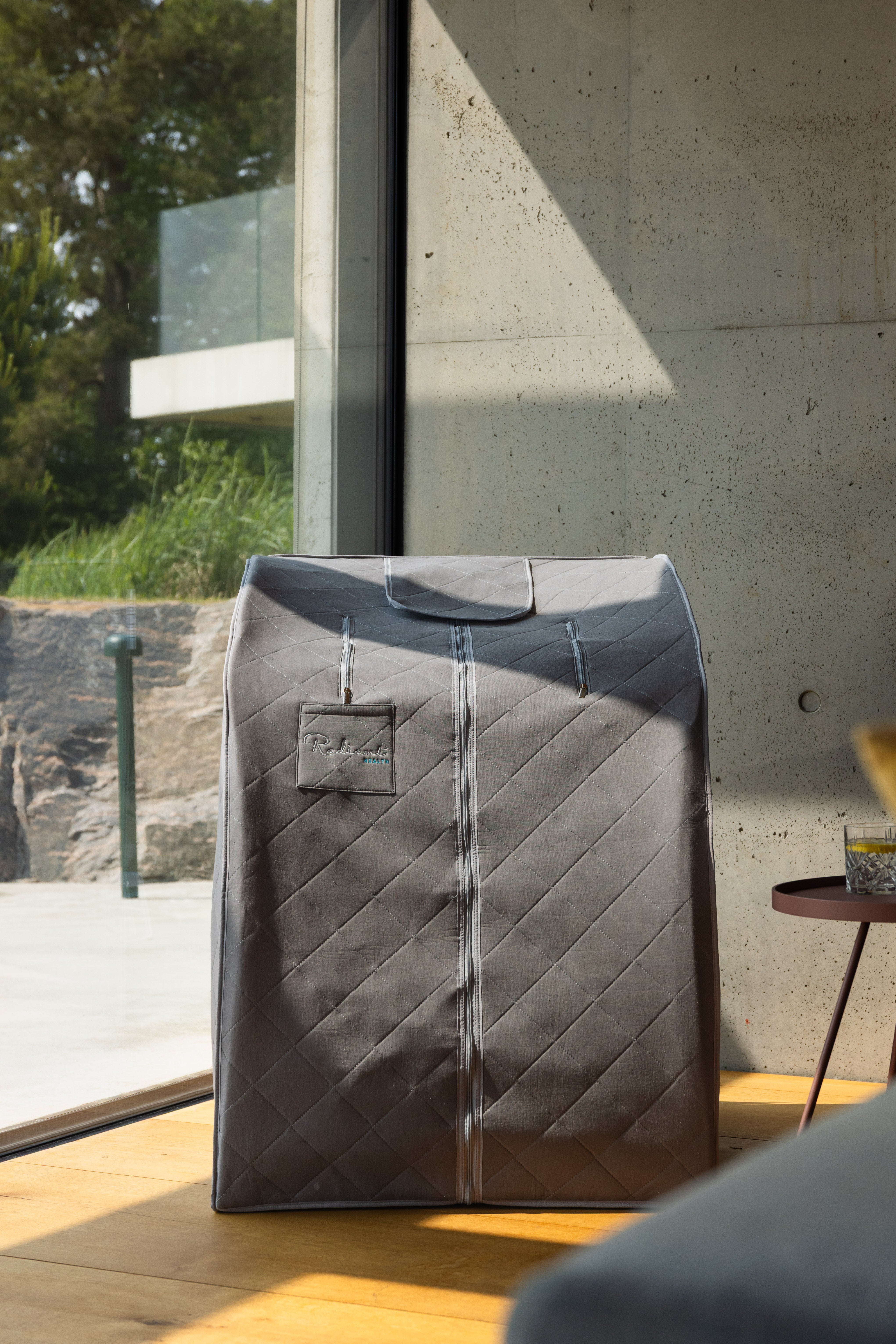 Saunaen kan plasseres hvor som helst i hjemmet, tar liten plass og er lett å pakke bort.