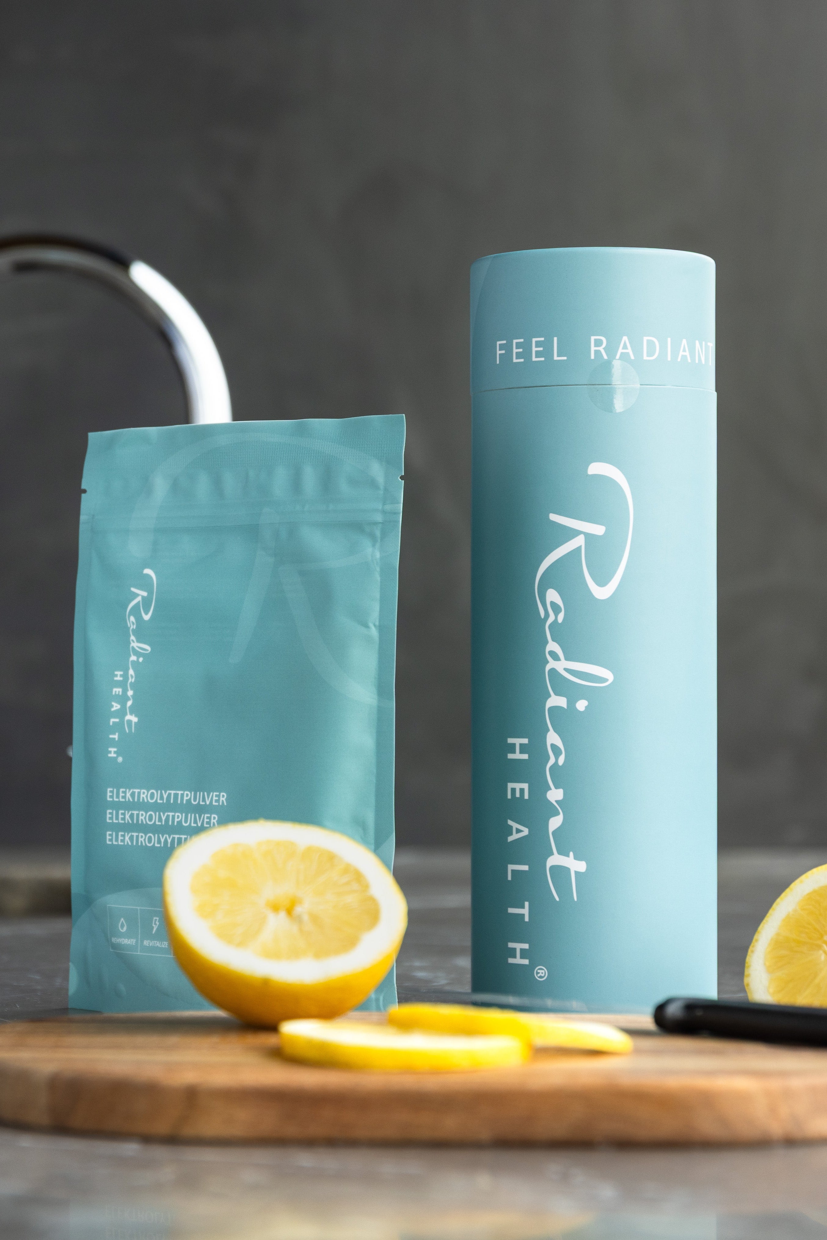 Radiant Health elektrolyttpulver i praktisk pose og tube, enkel hydrering med naturlig sitronsmak.