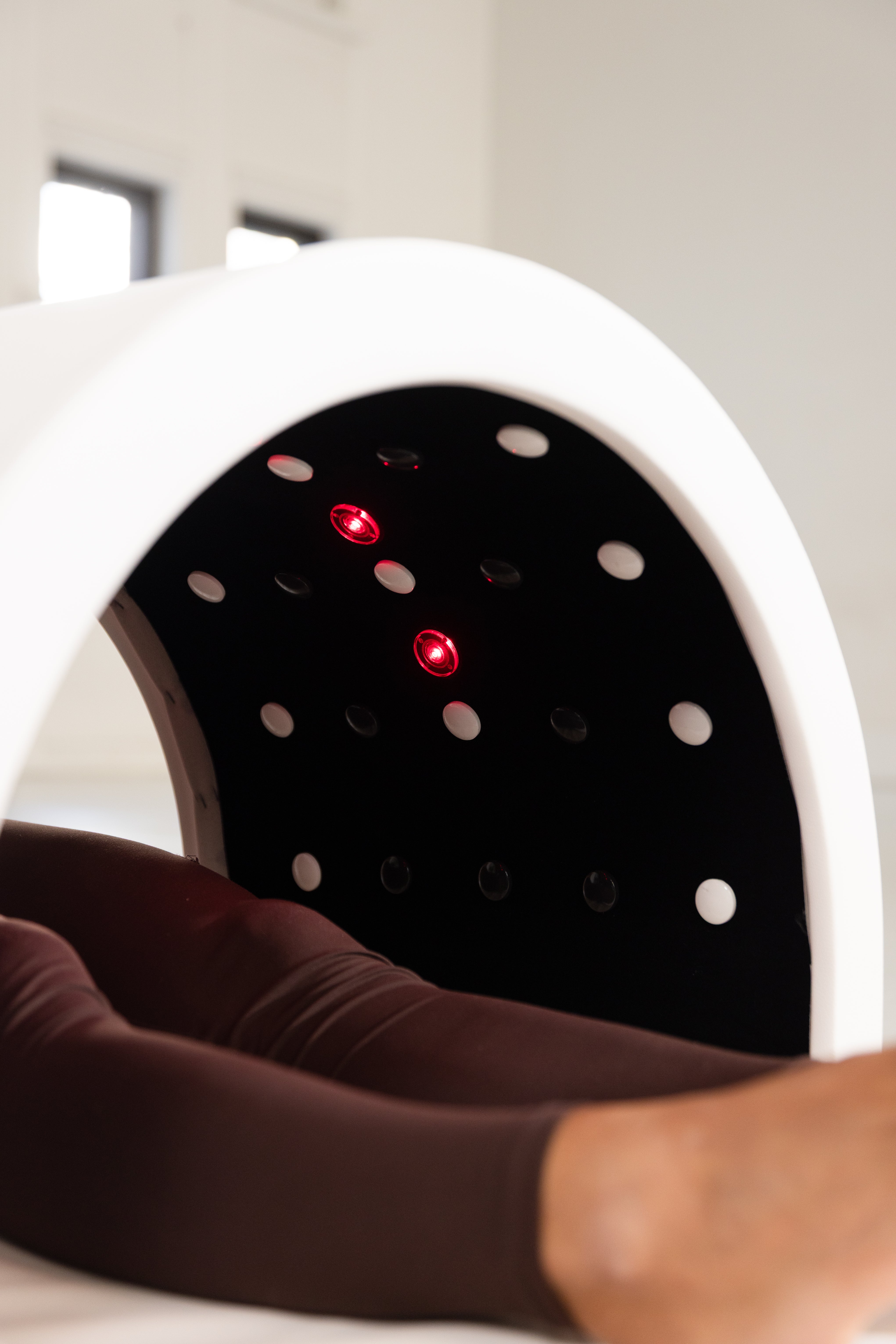 Nærbilde av rødt og infrarødt lys inni IR Therapy Ellipse