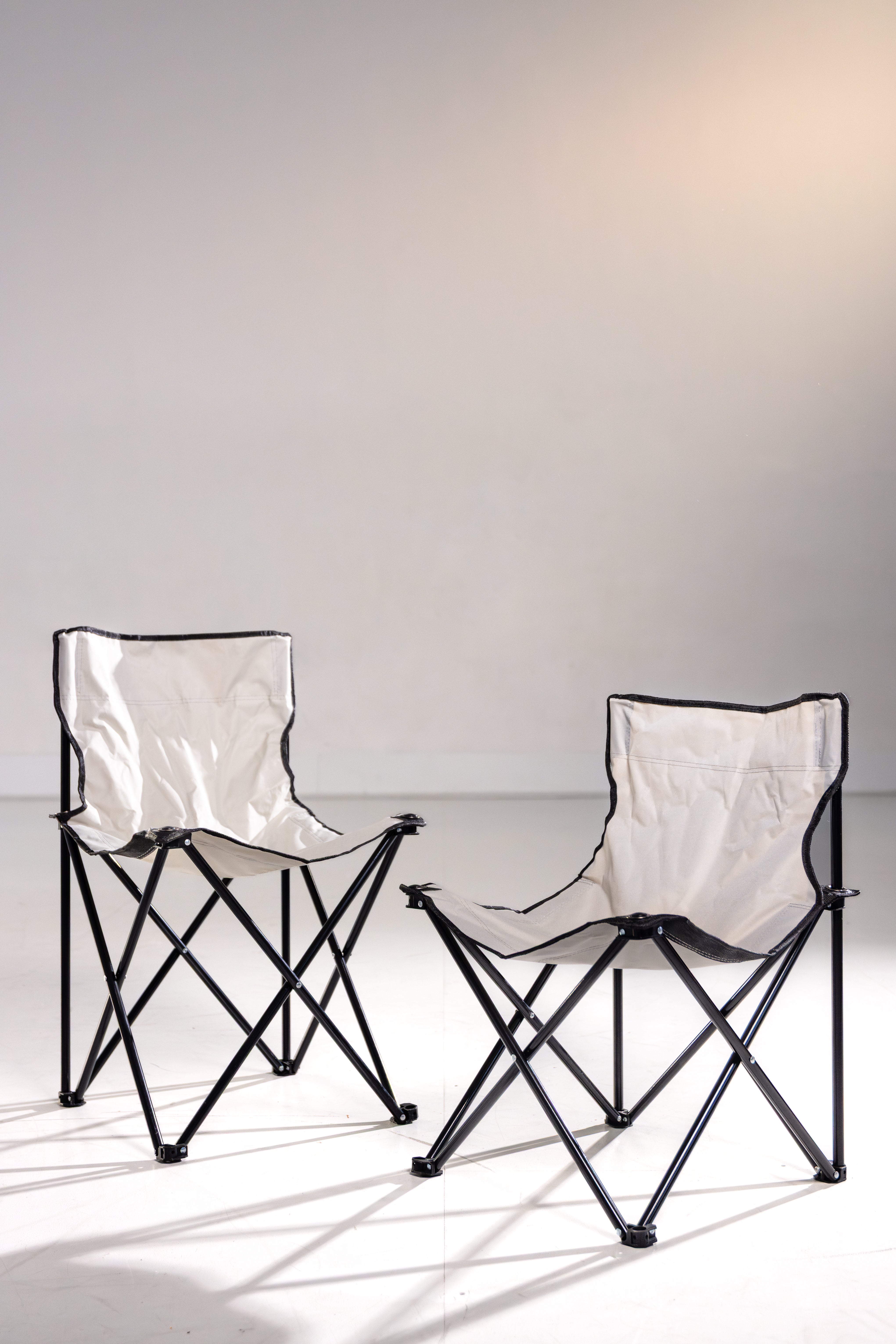 To sammenleggbare stoler brukt i Radiant Health infrarøde saunaer.