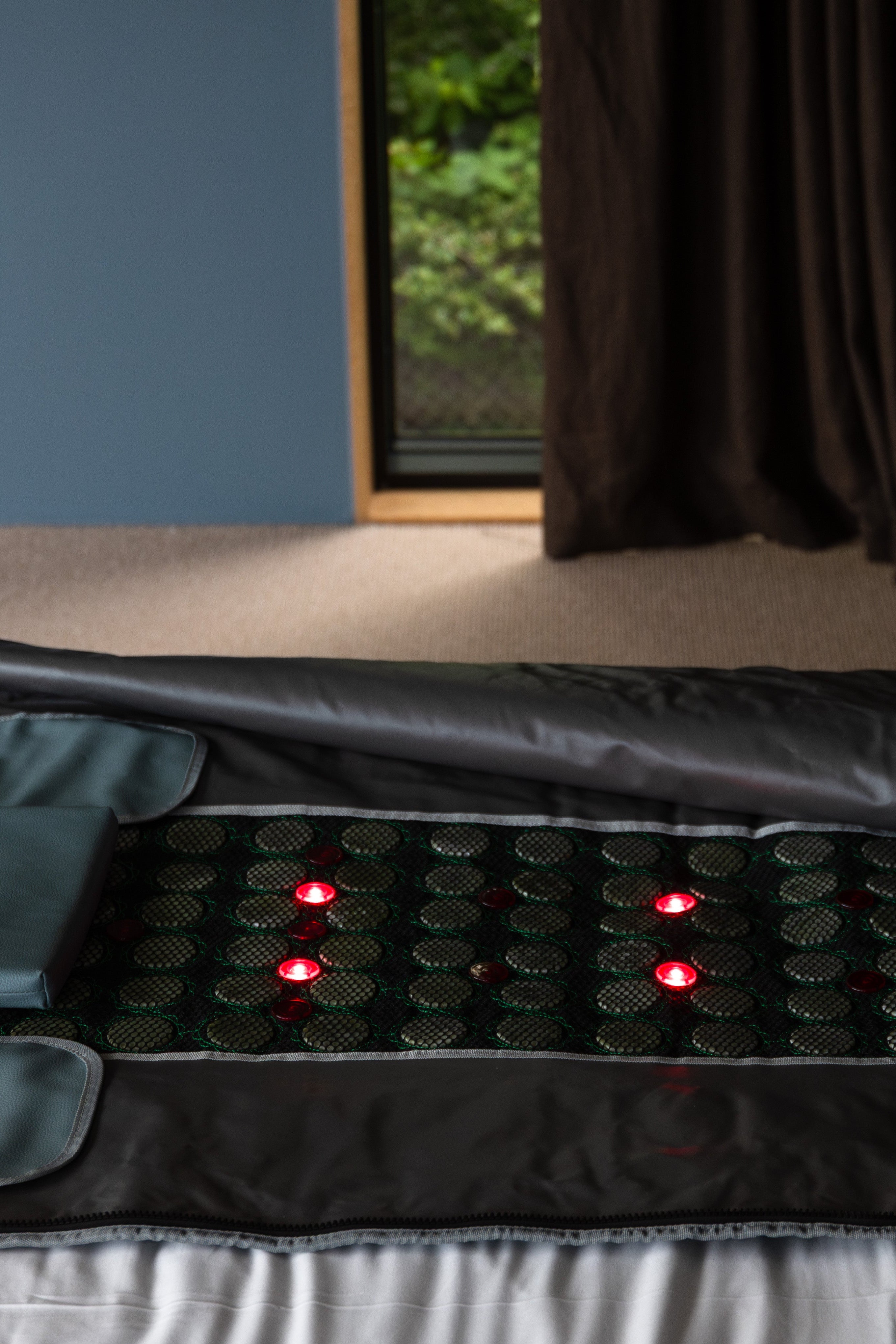 Opplev dyp avslapning hjemme med Breez Red Light saunateppe, effektivt for muskler og energi.