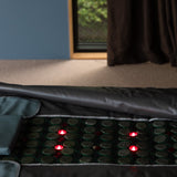 Opplev dyp avslapning hjemme med Breez Red Light saunateppe, effektivt for muskler og energi.