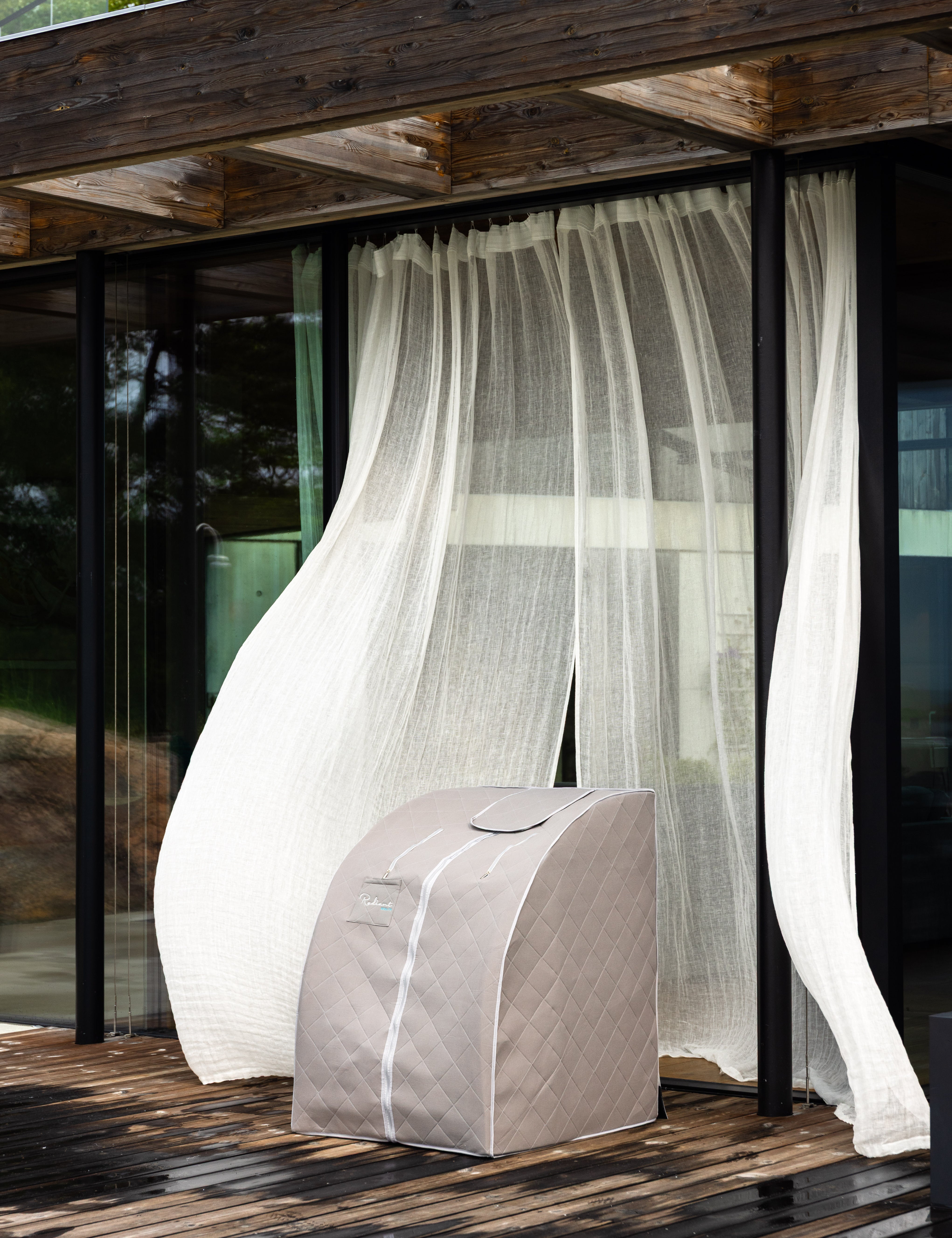 Bamboo Stone sauna utendørs, elegant og robust, perfekt for avslapning i frisk luft.