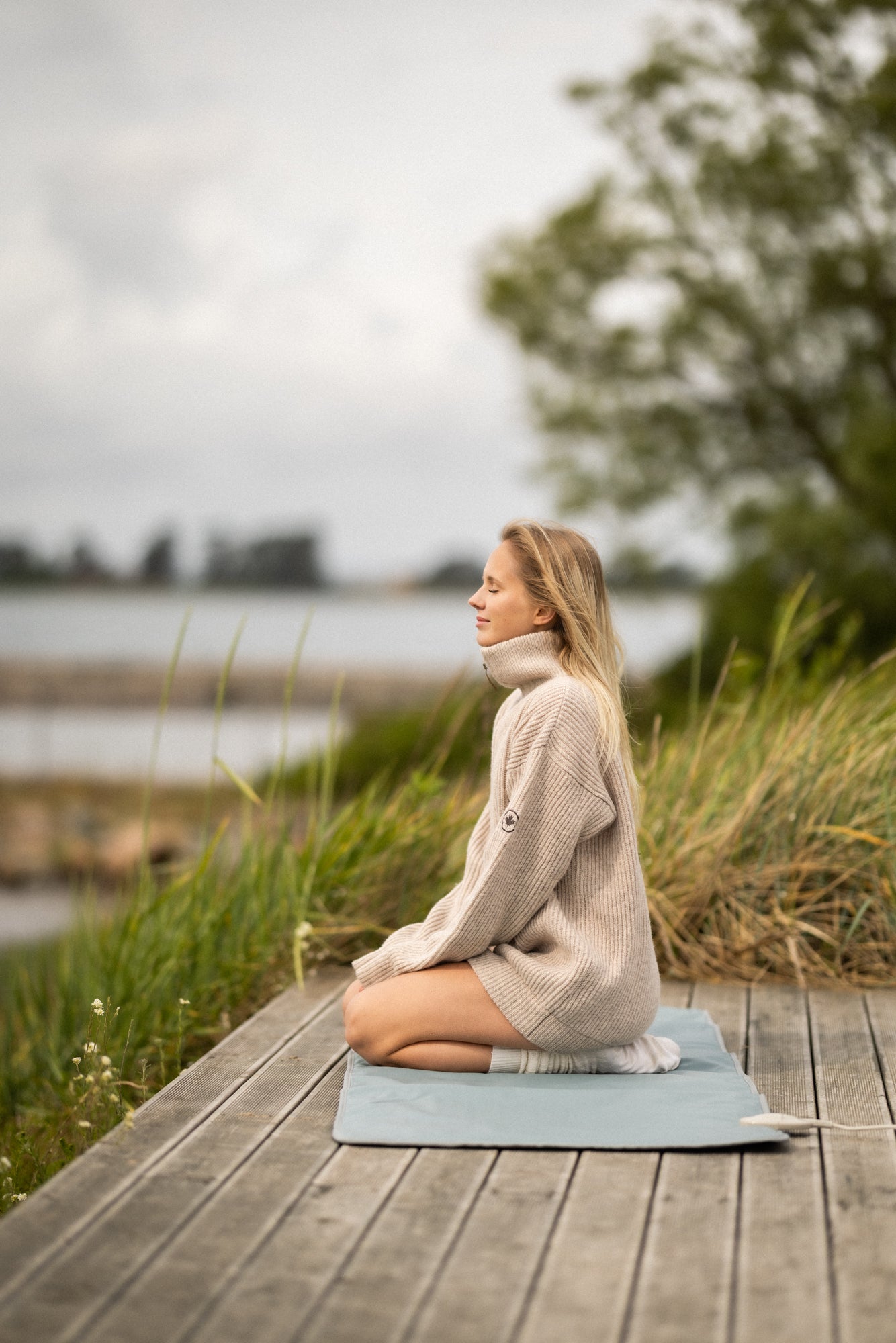 Finn ro og nærvær utendørs med infrarød yogamatte som gir både varme og komfort.