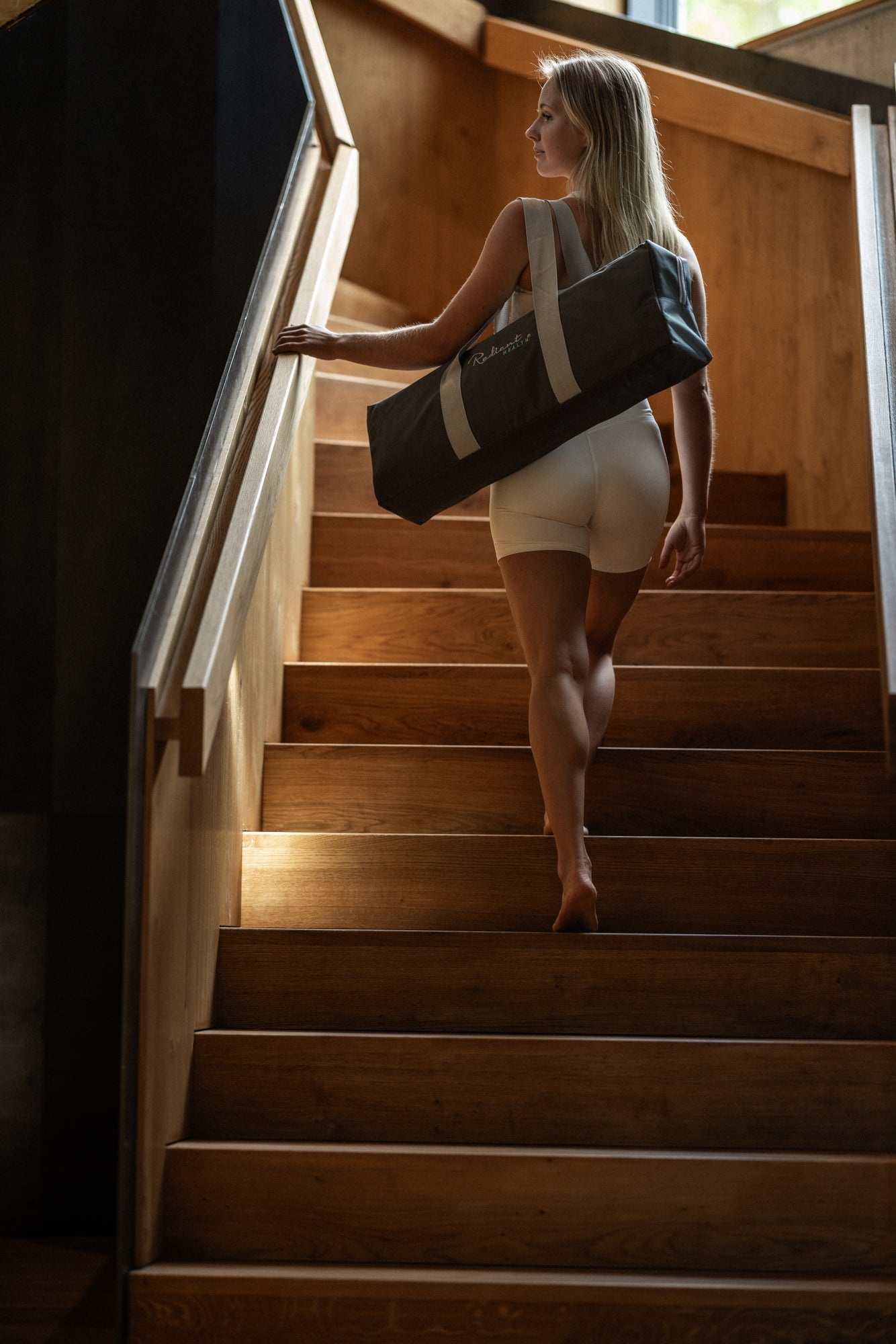 Elegant bag med infrarød yogamatte, designet for enkel transport og aktive dager.