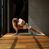 Infrarød yogamatte som gir dyp varme for fleksibilitet, restitusjon og velvære under treningsøkten.