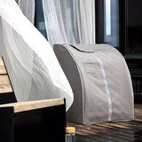 Grå Bamboo Stone sauna utendørs, harmonisk design som passer både ute og inne.