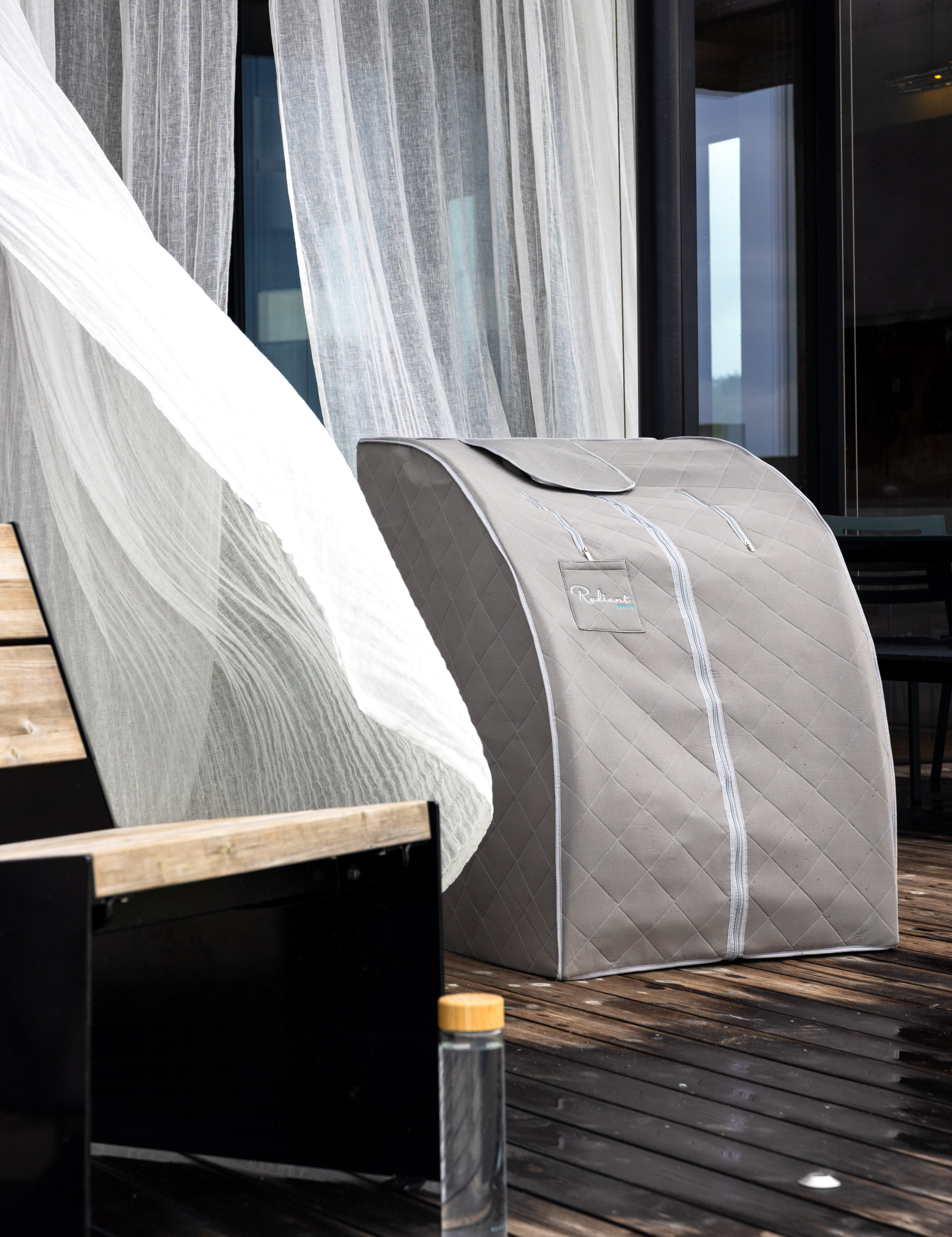 Grå Bamboo Stone sauna utendørs, harmonisk design som passer både ute og inne.