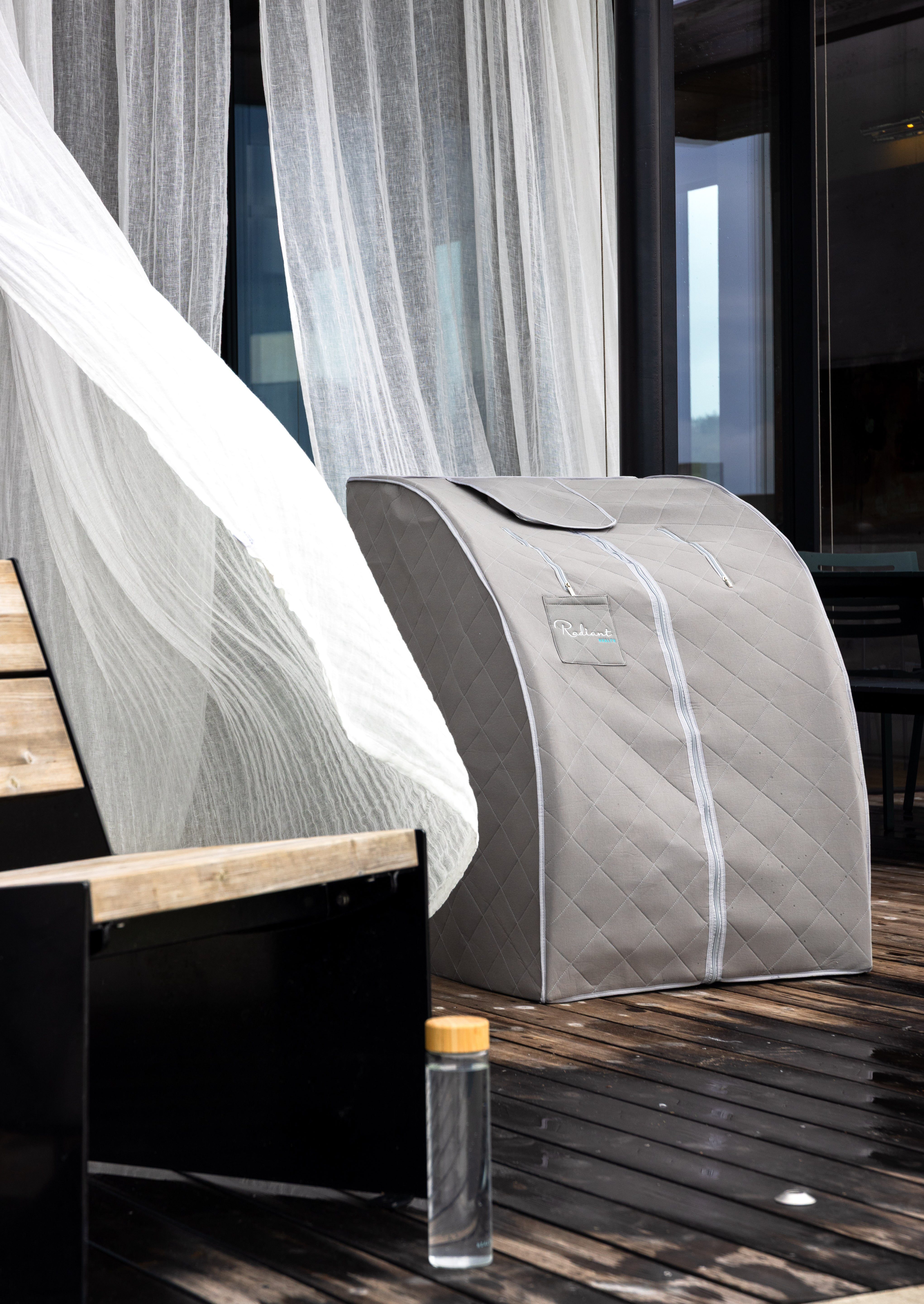 Grå Bamboo Stone sauna utendørs, harmonisk design som passer både ute og inne.