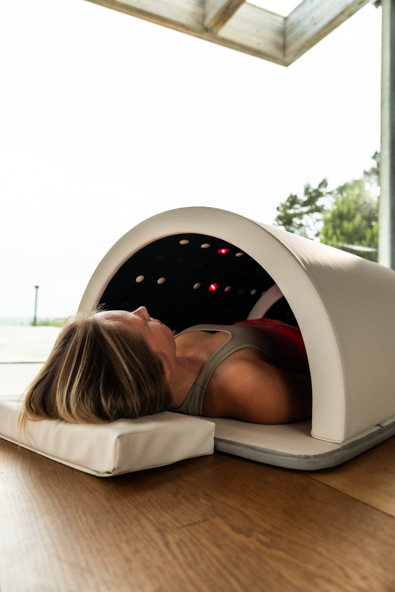 Ligg komfortabelt og opplev dyp varmebehandling med infrarød teknologi. Perfekt for kropp og sinn.