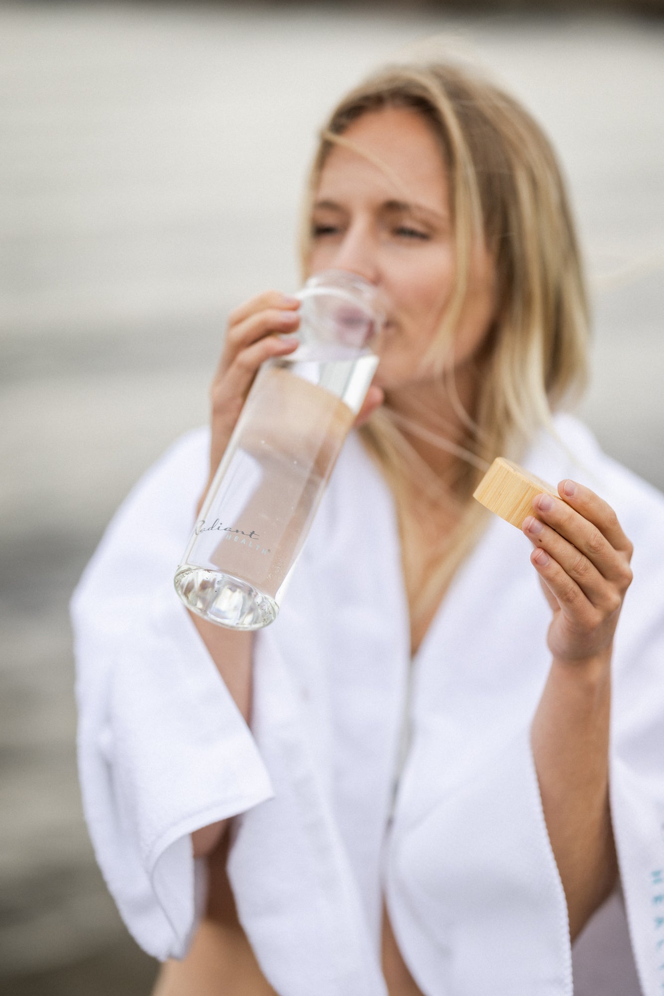 Elegant vannflaske i glass fra Radiant Health, perfekt etter sauna eller trening.