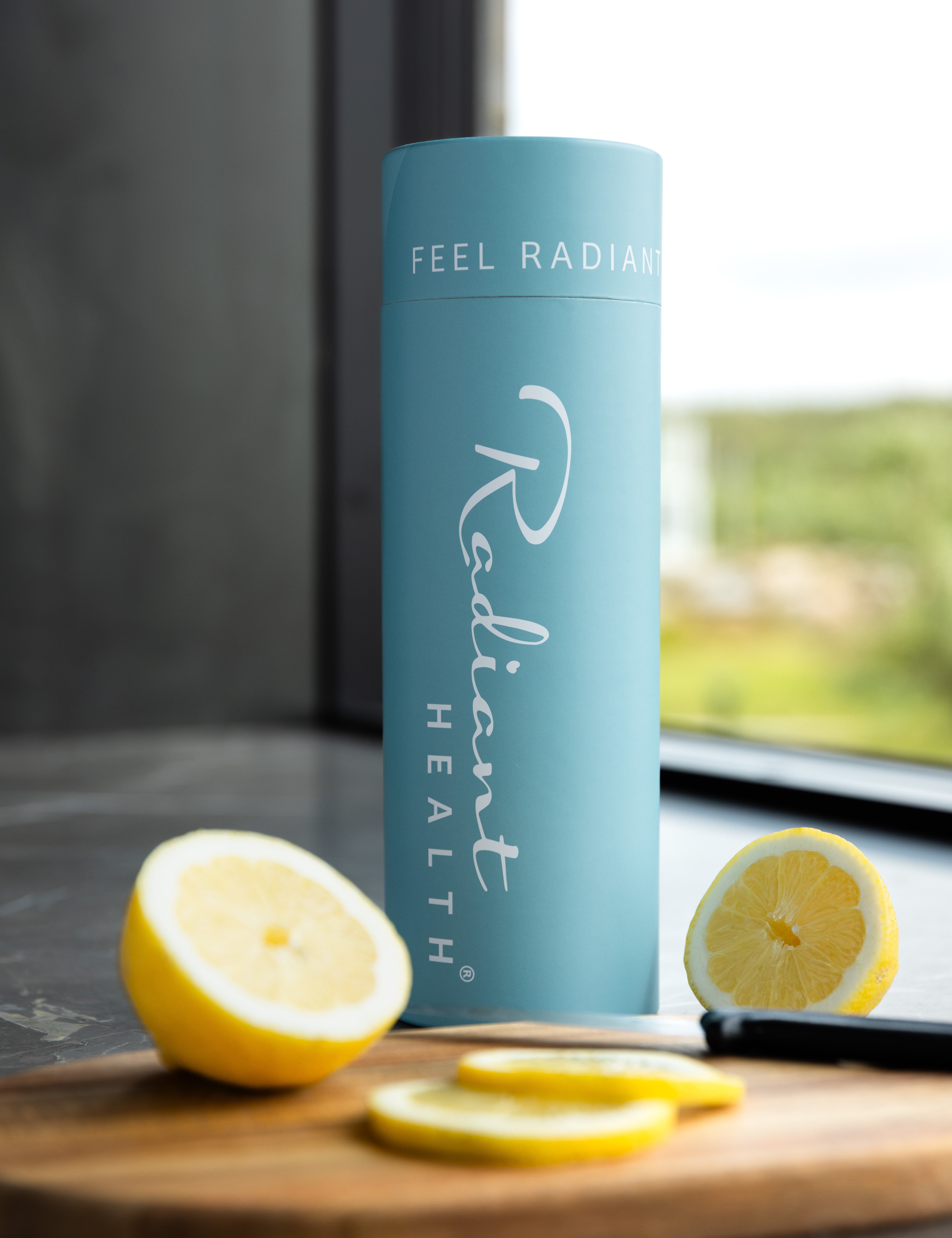 Nyt friskt vann med Radiant Health glassflaske. Perfekt til sitronvann og detox.