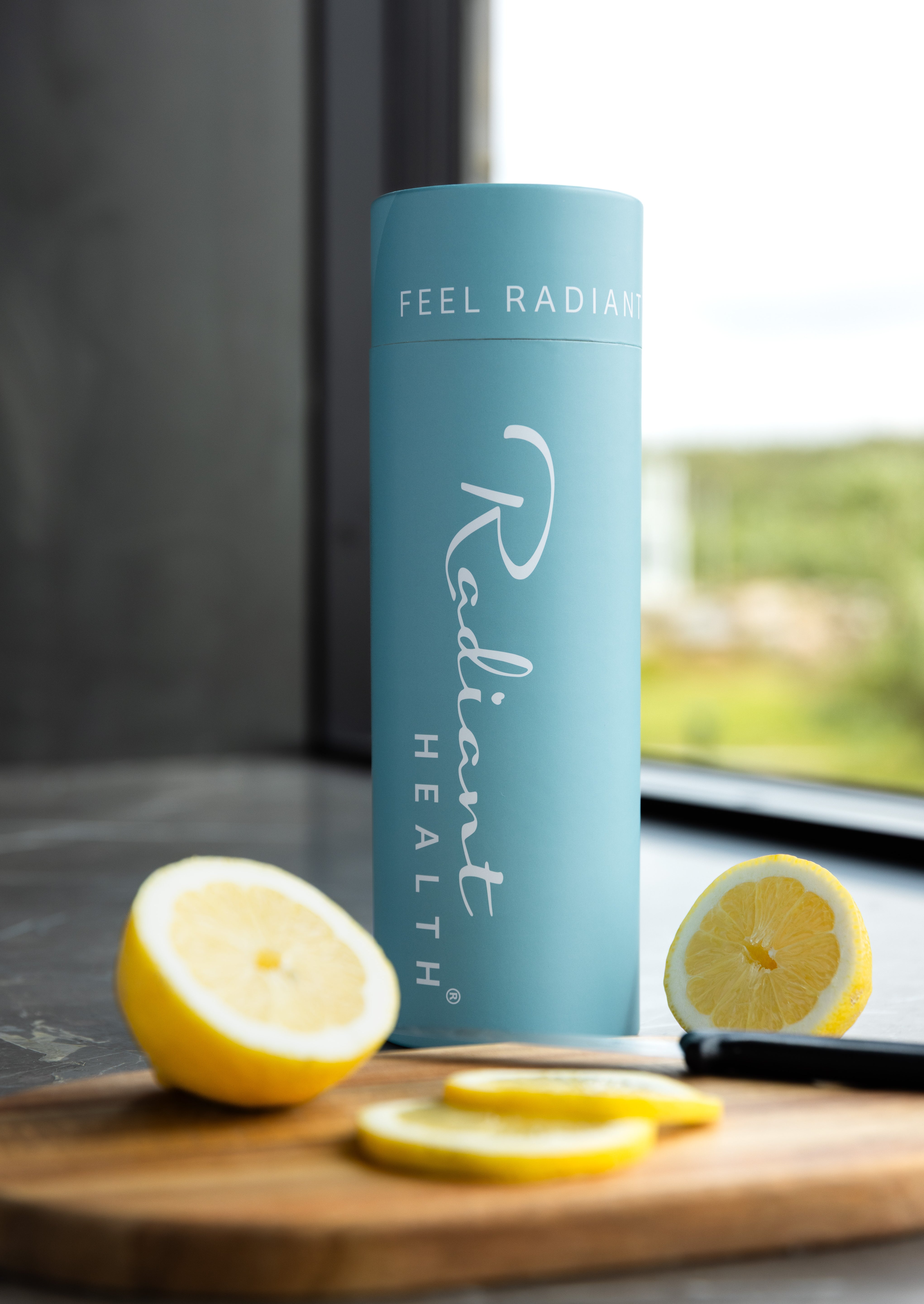 Nyt friskt vann med Radiant Health glassflaske. Perfekt til sitronvann og detox.